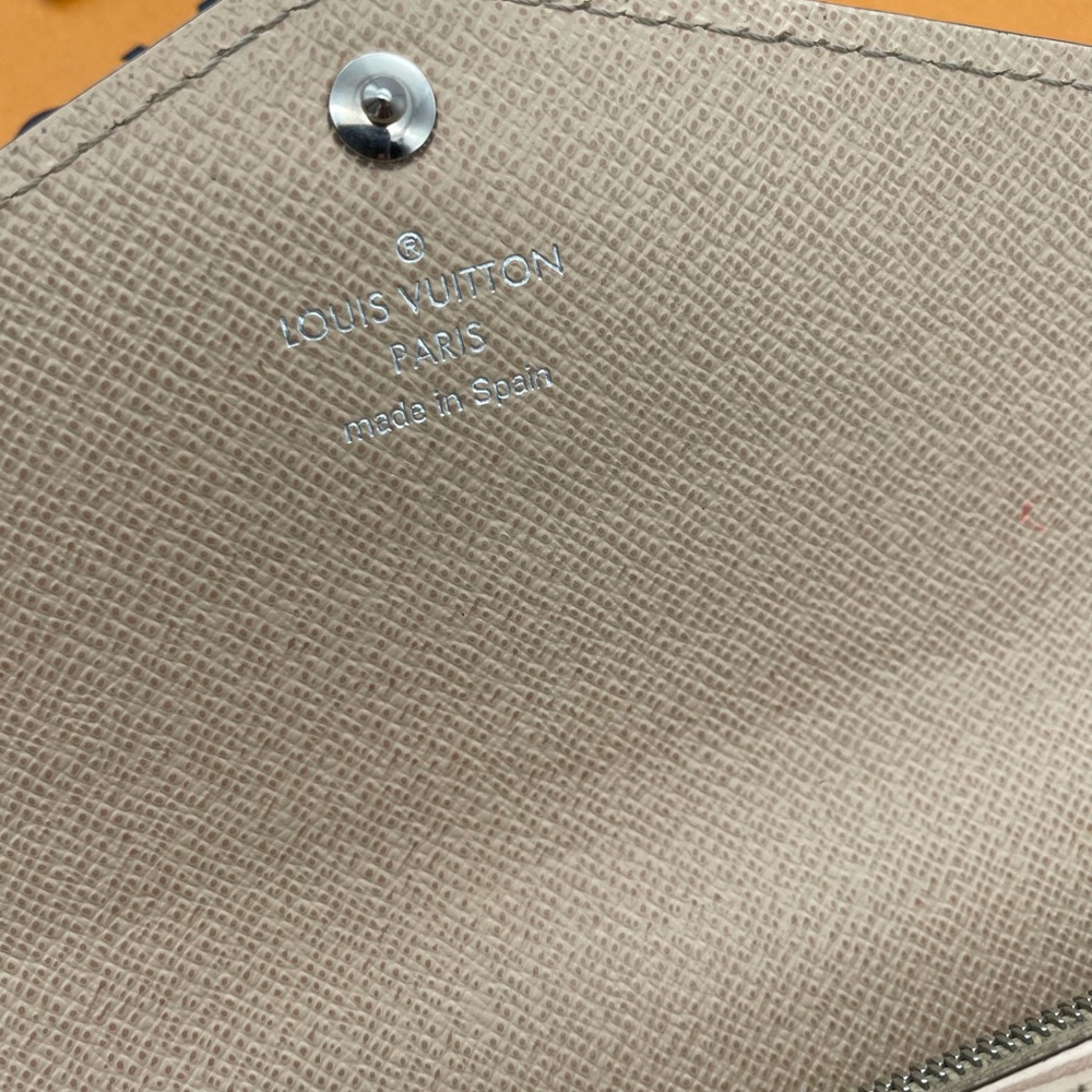 Louis Vuitton - Picture 5 of 13